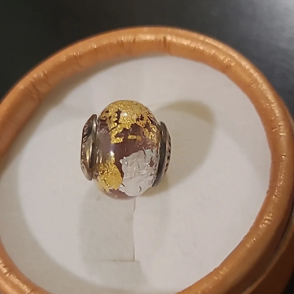 Charm with yellow and silver design - Picture 4 of 4